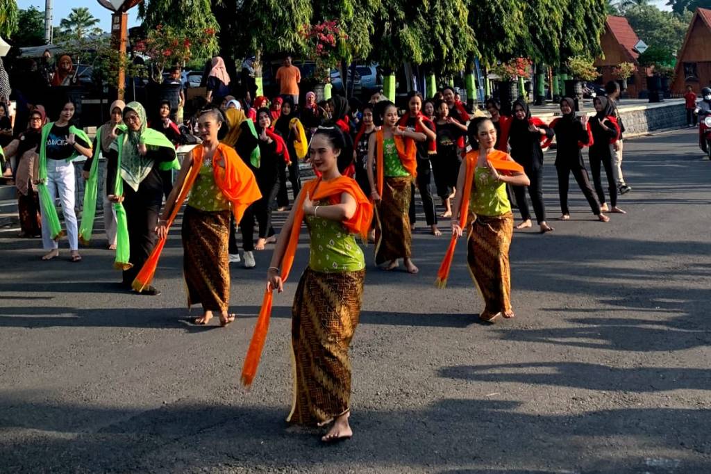 Memperingati Hari Tari Dunia Komunitas Sanggar Menggelar Aksi Tari di Alun-alun Blora 