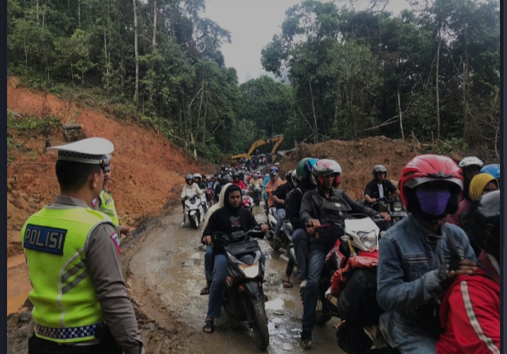 KM 17 Lampung Barat Longsor, Polisi Atur&nbsp;Kemacetan