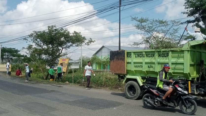 Dinas PUPR Bersama LKLH Blora Melakukan Jum’at Bersih di Kali Bunder&nbsp;Kamolan