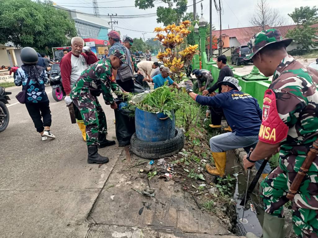 Cegah Banjir, Koramil 05/MJ Bersama Warga Lakukan Gotong Royong