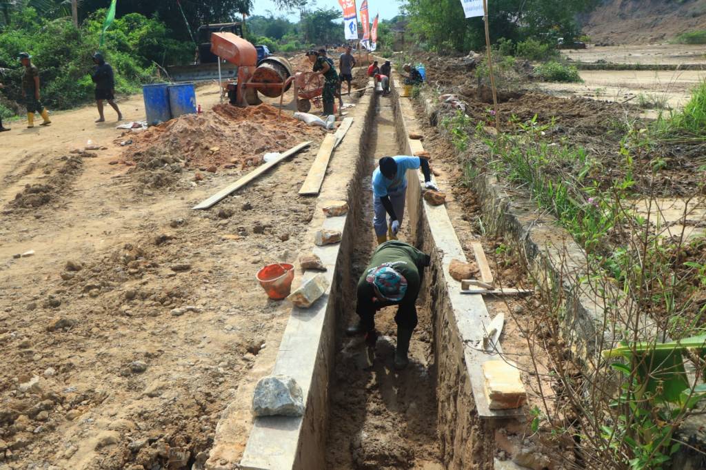 Kompak, Personel Satgas TMMD Ke- 120 Kodim 0908/Bontang Bersama Warga Mulai Kerjakan Plesteran&nbsp;Drainase