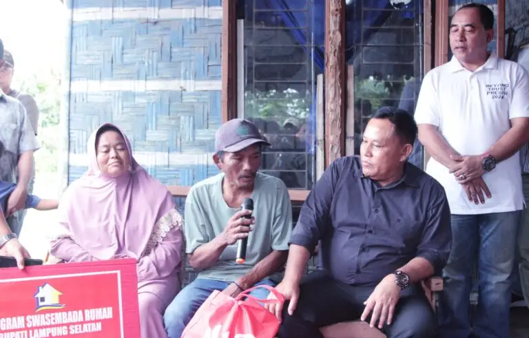 Bupati Nanang Ermanto Kembali Salurkan Bantuan Bedah Rumah Kepada Dua Warga Banjar&nbsp;Agung