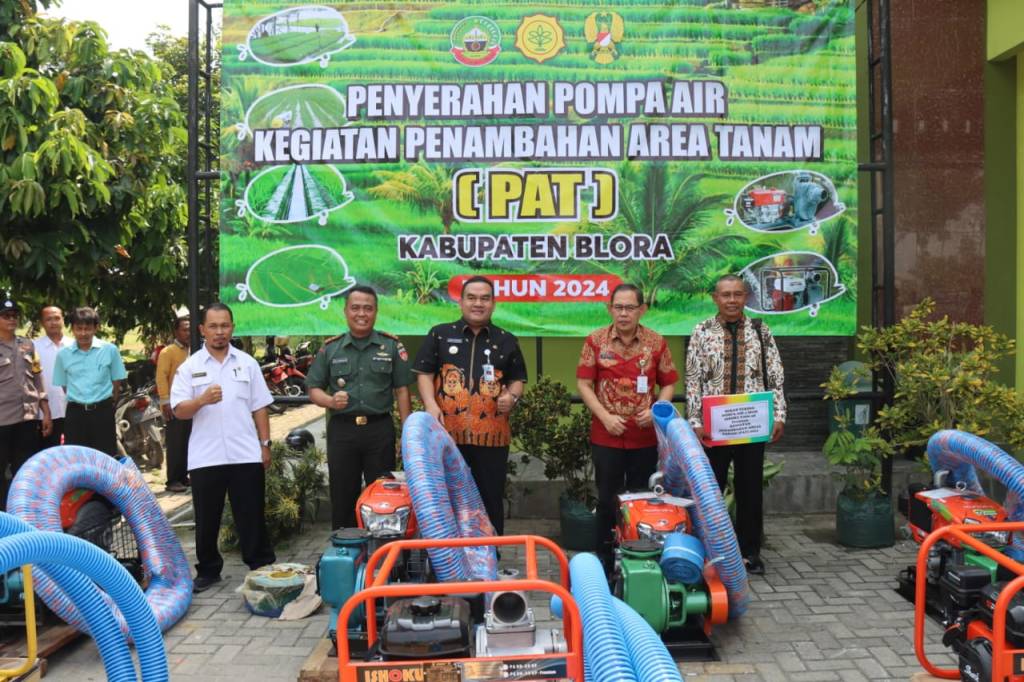 Seratus lebih Kelompok Tani Blora Terima Bantuan Pompa Air