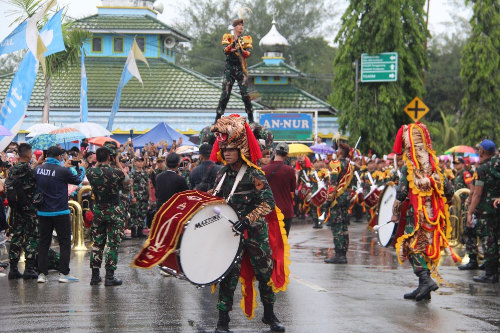 Warga Kukar Padati Jalan Saksikan Kirab Drumband Genderang Suling Canka Lokananta