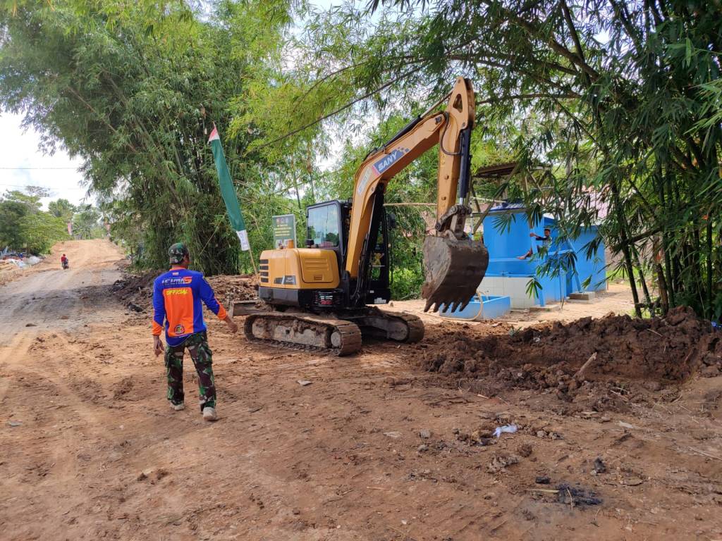 Excavator Mini Diterjunkan Satgas TMMD Ke- 120 Kodim 0908/Bontang Guna Ratakan Badan&nbsp;Jalan