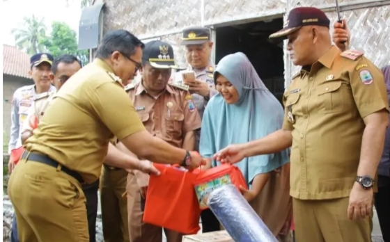 Bupati Nanang Ermanto Kembali Salurkan Bantuan Bedah Rumah