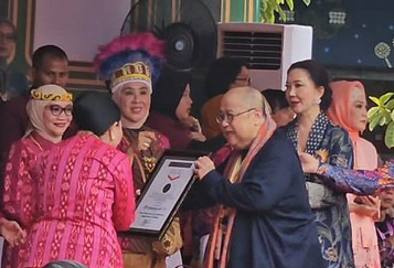 PAWAI TERPANJANG, Ibu Negara Terima Penghargaan MURI