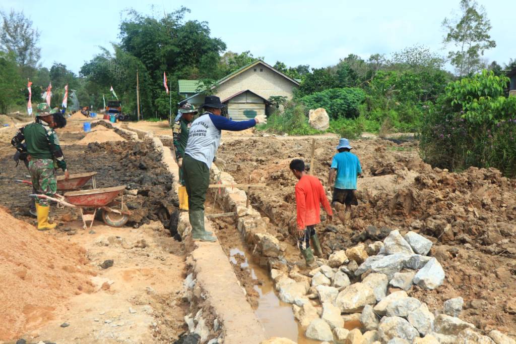 Semangat Warga Tidak Mau Kalah Dengan Satgas TMMD Ke- 120 Kodim&nbsp;0908/Bontang