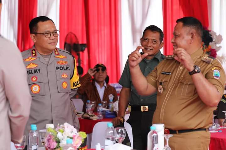 Bupati Nanang Dampingi Kapolda Serahkan Bantuan Sumur Bor