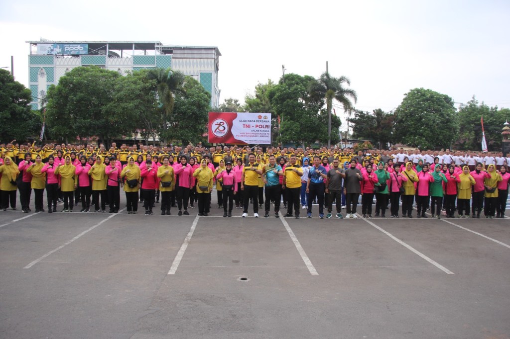 Meriahkan Hari Bhayangkara Ke-78 Polri dan TNI Gelar Senam Bersama
