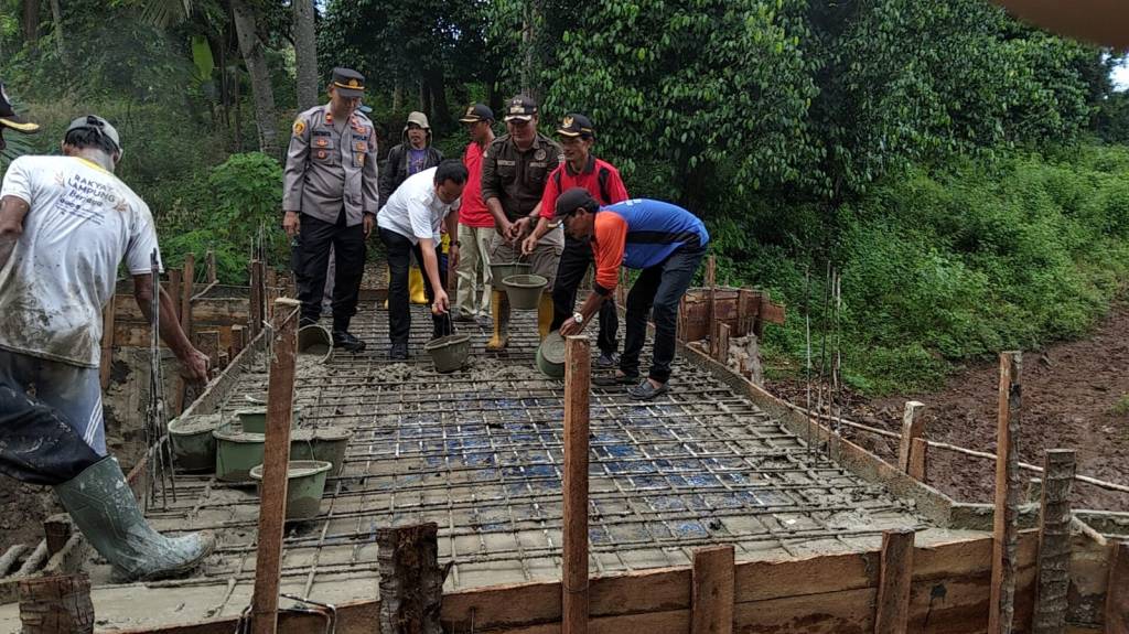 Bangun Jembatan Usaha Tani Pemdes Sukamarga Realisasikan Program Ketahanan Pangan