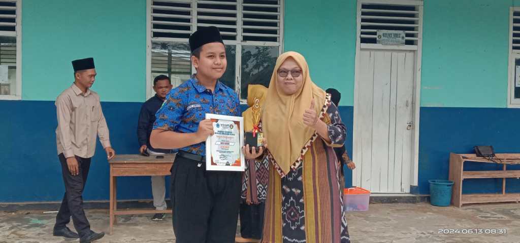 MTS Mathla’ Ulanwar Rawa Selapan Bagikan Raport dan Piagam