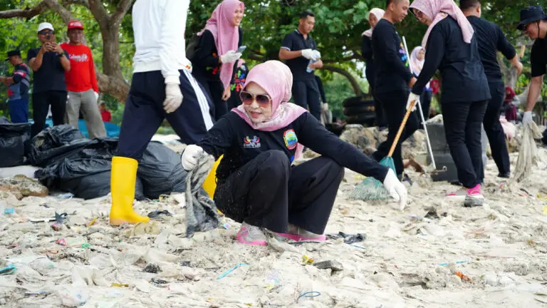 Cepat Tanggap, Tim P2WLS Lakukan Aksi Gerot Wisata di Pantai Pasir Putih