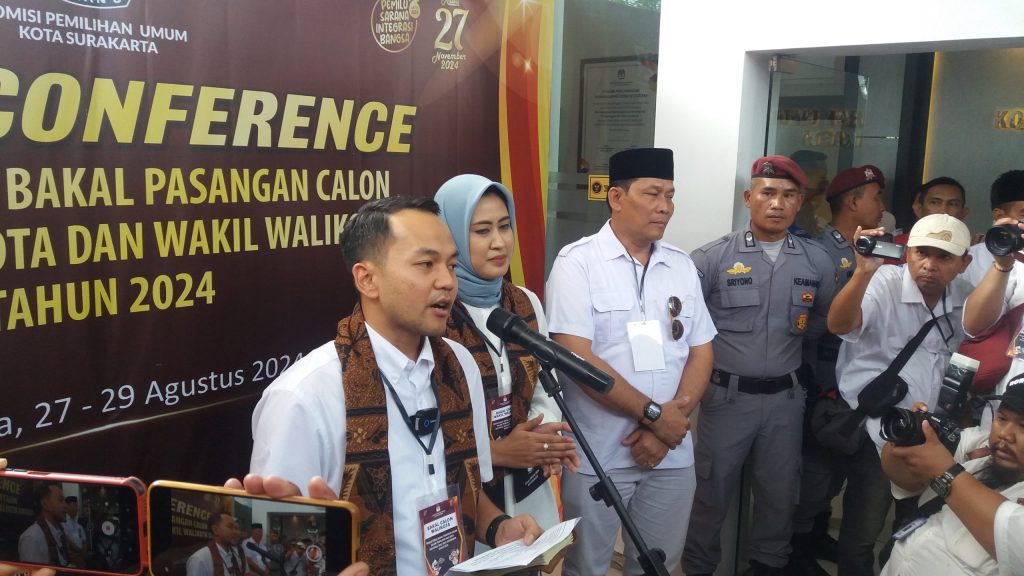 Respati-Astrid Resmi Mendaftar Pilwalkot Solo 2024, Pasukan Satgasus GRIB Solo Pasang Pagar Betis di&nbsp;KPUD