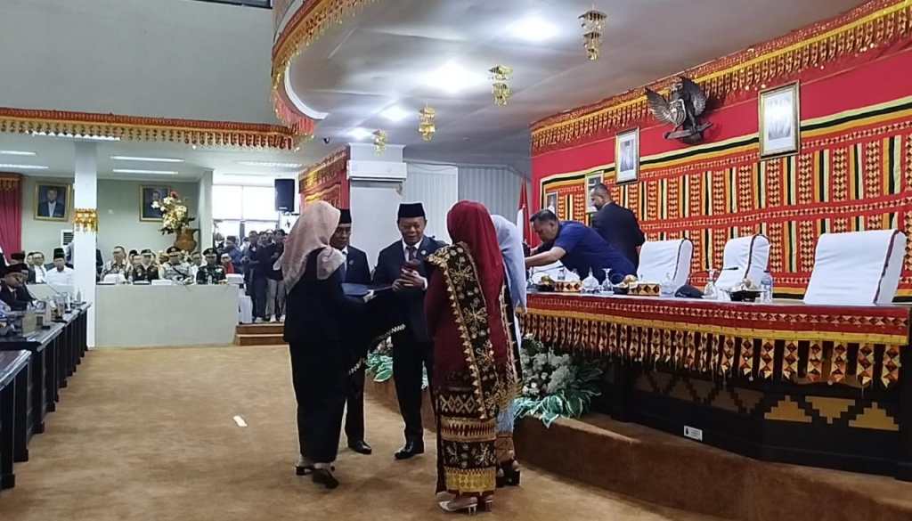 Hendry Rosyadi Serahkan Palu Kepemimpinan DPRD Lamsel Ke Erma Yusneli