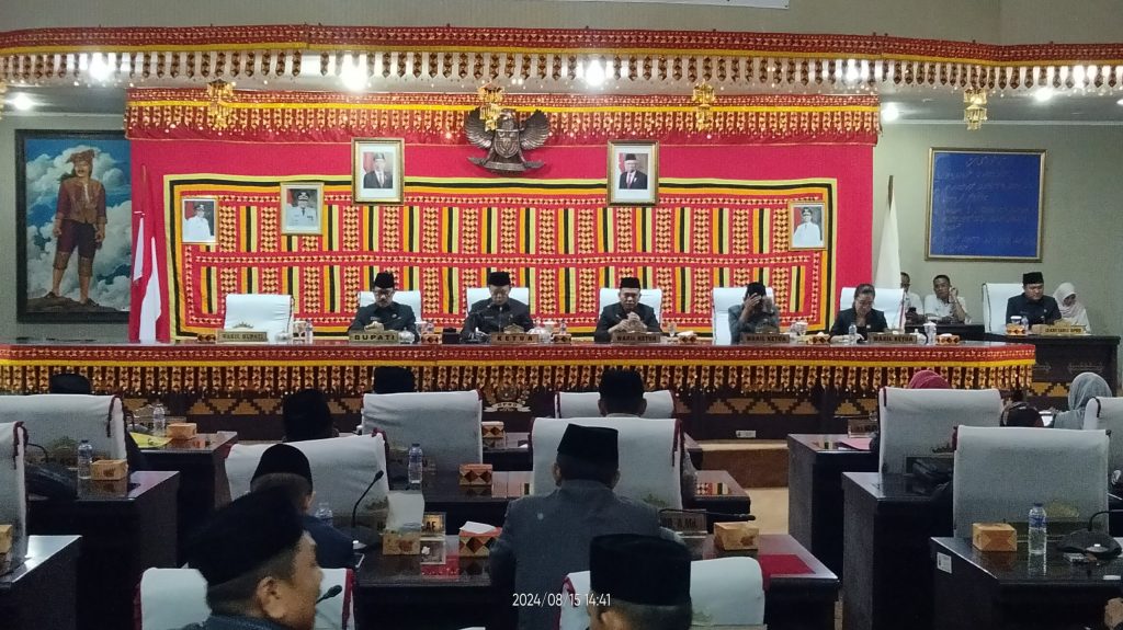 Ketua DPRD, Hendry Rosyadi Pimpin Paripurna Pengambilan Keputusan Ranperda Perubahan APBD Lamsel Ta-2024