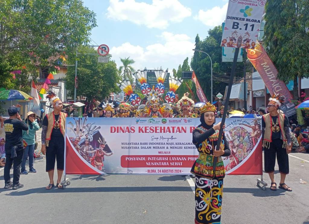 Dinkes Blora di Pawai Pembangunan HUT RI ke-79 Menampilkan Kostum Dari Borneo Kalimantan