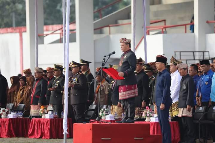 Ketua DPRD Lamsel, Hendry Rosyadi Bacakan Teks Proklamasi di HUT Ke-79 RI
