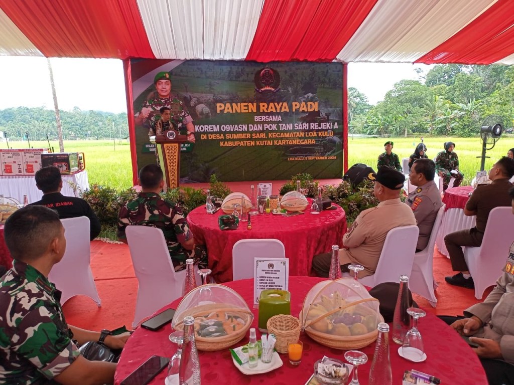 Panen Raya Padi Bersama Danrem 091/Asn Dan Kelompok Tani Sari Rejeki Di Desa Sumber Sari