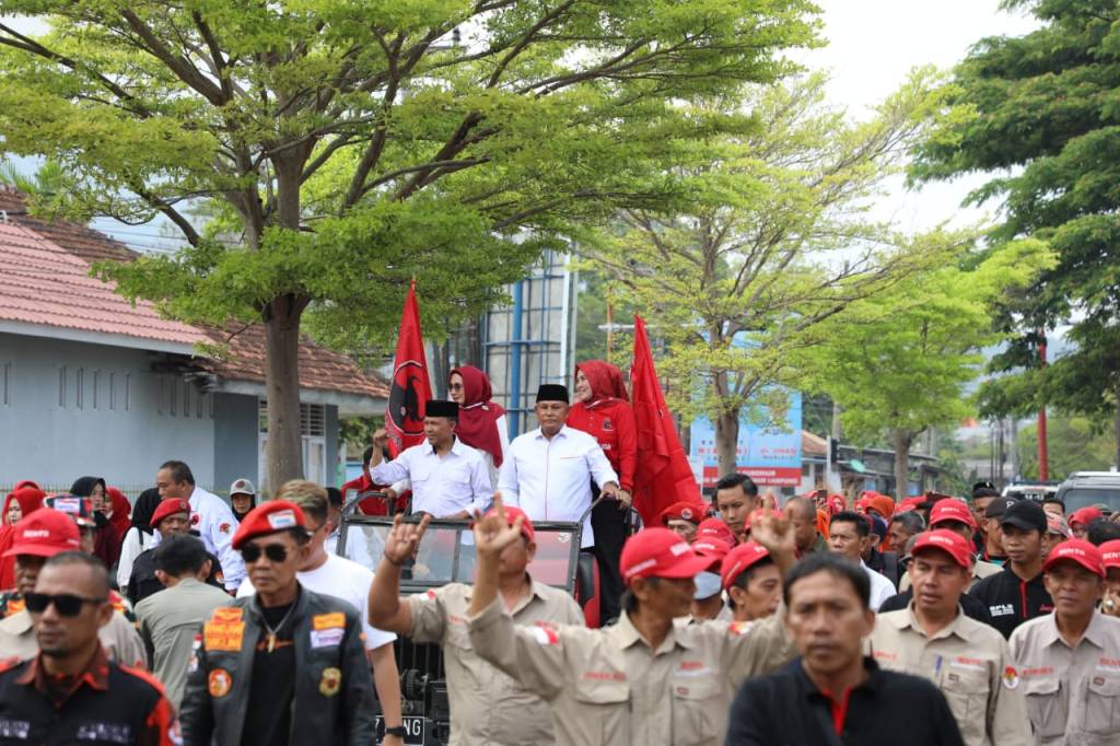 Relawan dan Simpatisan Iringi Nato Dalam Pengundian Nomor Urut di KPU Lamsel