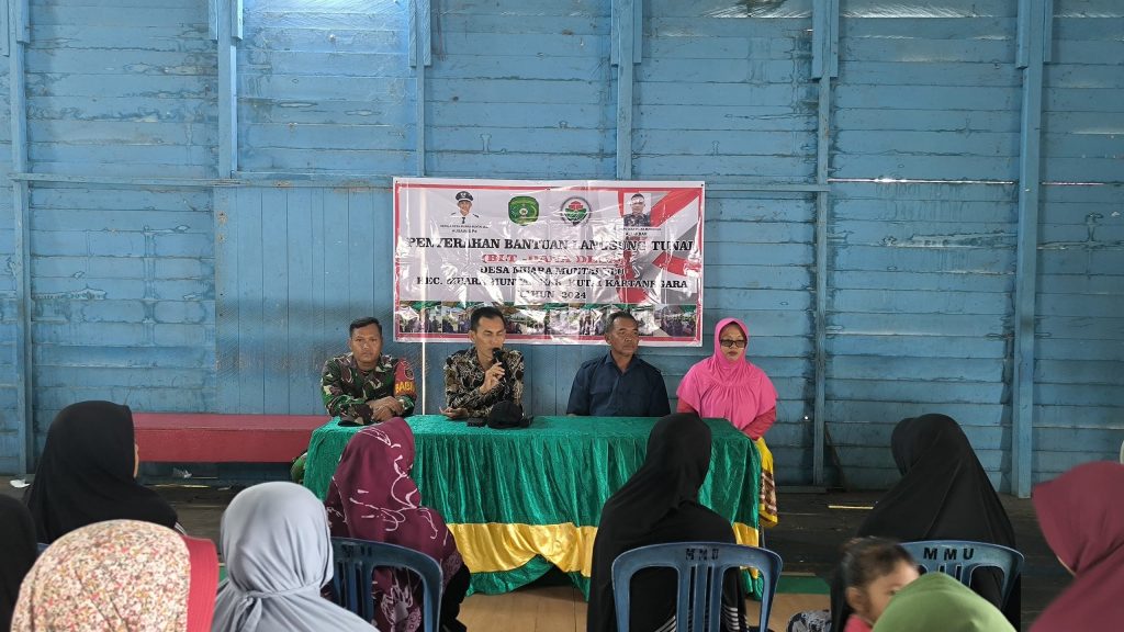 Lakukan Pendampingan Penyaluran Bantuan Langsung Tunai, Babinsa Berharap Kepada Warga Gunakan Dengan Bijak