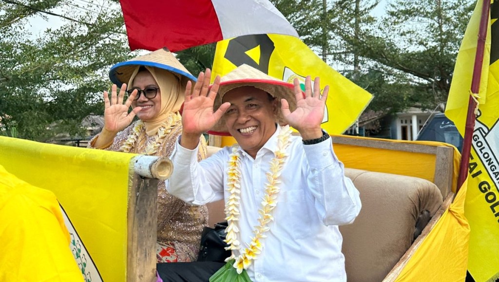 Naik Bajak Kenakan Capeng, Agus Sutanto dan Istri di Arak Keliling