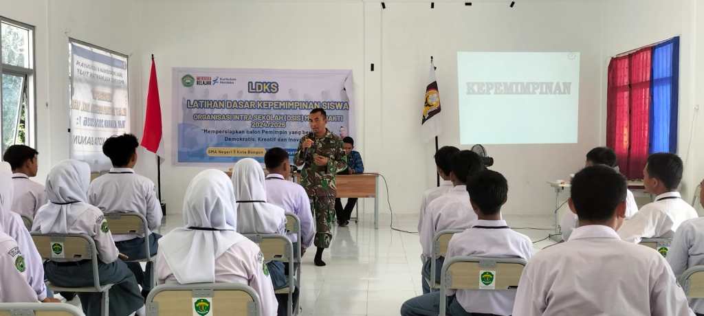 Bentuk Karakter Sejak Dini, Babinsa Kedang Ipil Berikan Materi Kepemimpinan Pada Siswa SMAN&nbsp;3